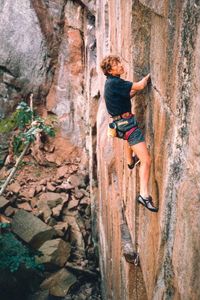 Åland har inte bara bouldering: Rikard Hedman gör förstabestigningen av "Skål och välkommen" (7), Skålberget, Åland. Foto: Per Calleberg