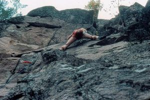 Mikael Bäckman gör förstabestigningen av Anabola Steroider, 1981. Foto: Per Calleberg